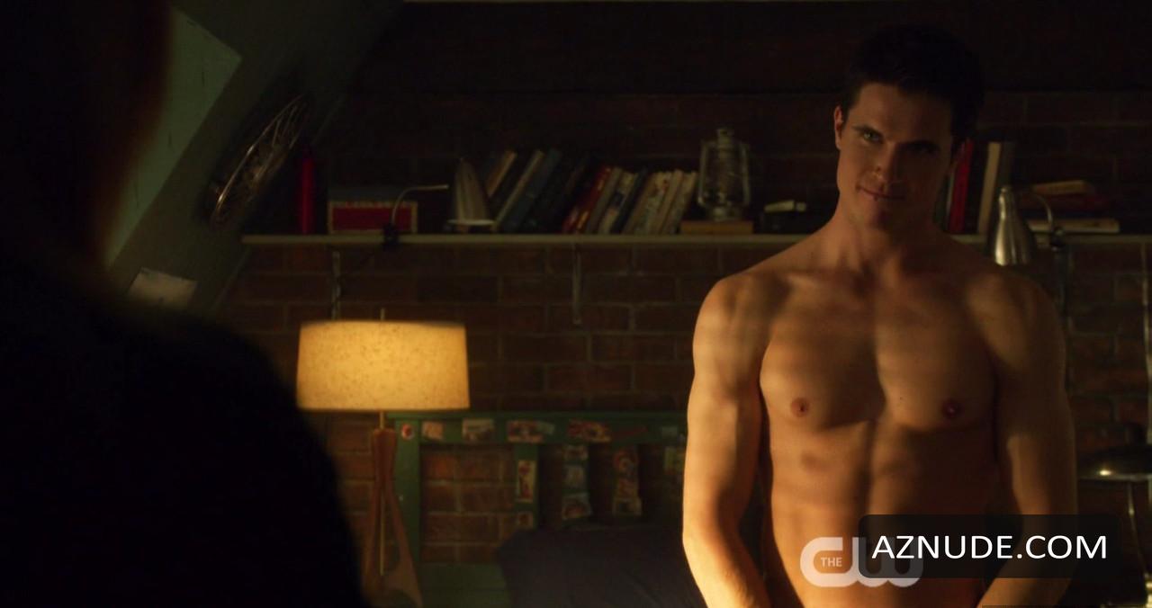 Robbie Amell Nude And Sexy Photo Collection Aznude Men 0 | Hot Sex Picture